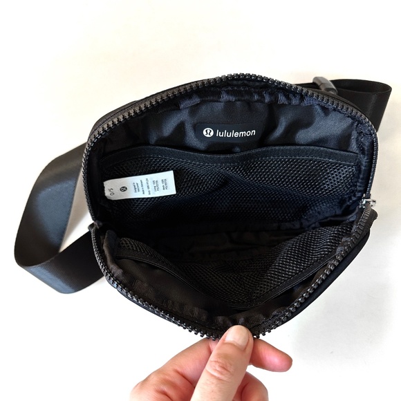 Lululemon Everywhere Belt Bag Fanny Pack 1L Black -- Like New! - Picture 3 of 4